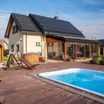 widok na saunę, balię, dom i basen